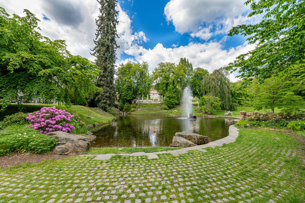Zentraler Kurpark mit kleinem See - Zentrum der kleinen westböhmischen Kurstadt Marienbad - Tschechische Republik - Foto, Bild