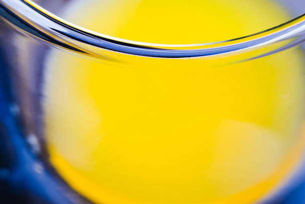 Макро закрыть стакан свежего апельсинового сока, сосредоточиться на стеклянной границе
 - Фото, изображение