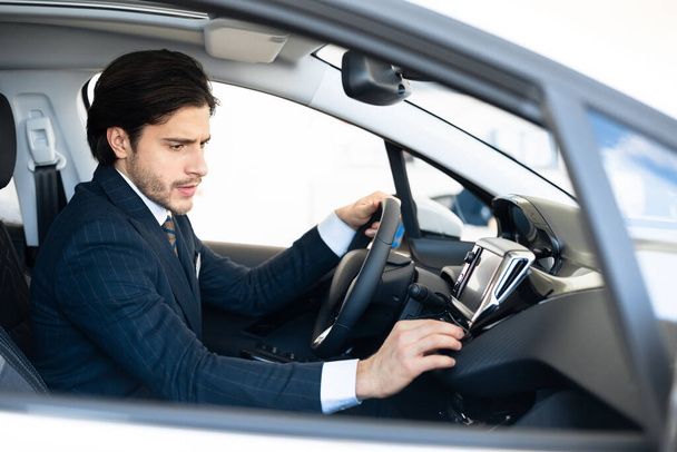 Professionele auto verkoper zitten in Auto Checking Dashboard - Foto, afbeelding