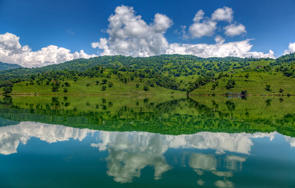 Nepal 'deki bir gölde yeşil alanlar yansıması - Fotoğraf, Görsel
