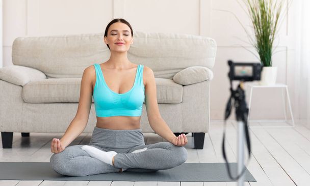 Chica Blogger Fitness Meditando Haciendo Video Para Blog En Casa
 - Foto, imagen