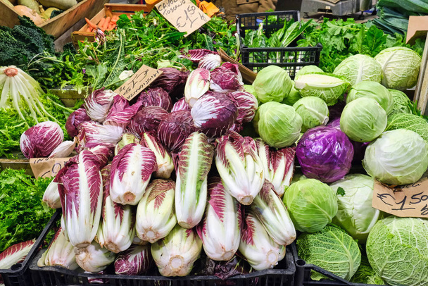 Radicchio und andere Salate zum Verkauf auf einem Markt in Rom, Italien - Foto, Bild