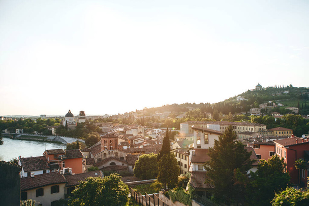 schöne sonnenuntergang luftaufnahme der traditionellen architektur in verona in italien. - Foto, Bild