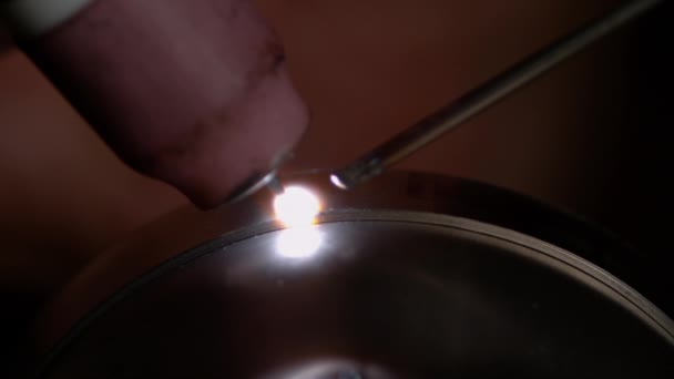 Részletes felvétel egy fémdarab hegesztéséről kipufogódob készítése közben - Felvétel, videó