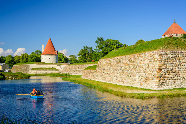 Kuressaare, Saarenmaa, Viro - 11. heinäkuuta 2018: Viron nähtävyydet. Kuressaaren linnan kesänäkymä - Valokuva, kuva
