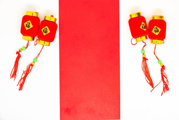 Accessoires Rode papieren kaart of Rode Envelop Rode Pakket en lantaarns decoratie op witte achtergrond met kopieerruimte voor tekst, Gelukkig Chinees nieuwjaar of maannieuwjaar vakantie concept. - Foto, afbeelding
