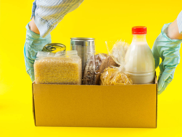 Entrega de alimentos básicos o concepto de caja de donación
 - Foto, imagen