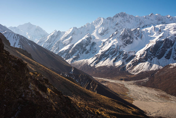 Kyanjin Ri 'nin tepesinden Himalayalar dağ manzarası Langtang bölgesi, Nepal, Asya - Fotoğraf, Görsel