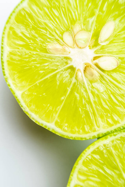 Macro close up texture de surface Juteuse moitié tranchée de citron vert avec des graines
. - Photo, image
