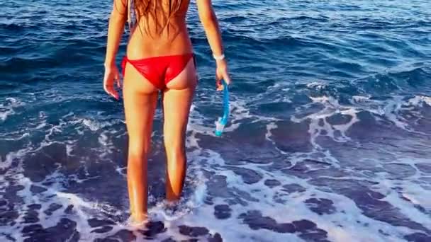 Αργή κίνηση θάλασσα κορίτσι πόδια πτερύγια και γλουτούς επικίνδυνο νερό - Πλάνα, βίντεο