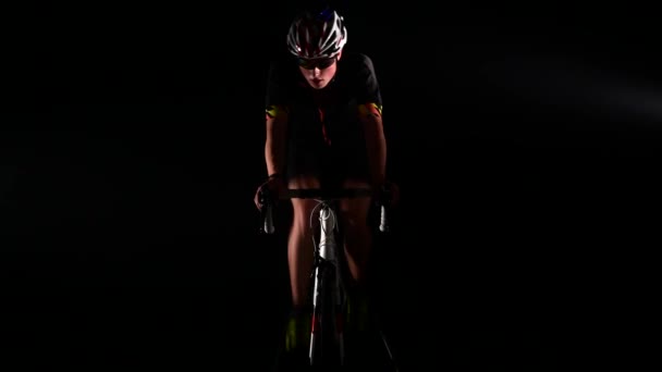profesionální sportovec cyklistika silniční kolo, sportovní koncept, studio černé pozadí - Záběry, video