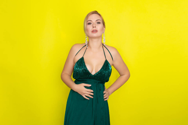 Fashion picture of beautiful young blonde woman wearing green evening dress. Elegant woman ready fo evening - Foto, Imagem