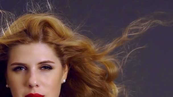 Zwolniony ruch latające włosy i twarz kobiety z czerwonymi ustami - Materiał filmowy, wideo