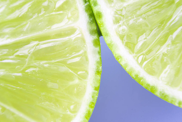 Macro close up surface texture Juicy slice of lime. - Foto, Imagen