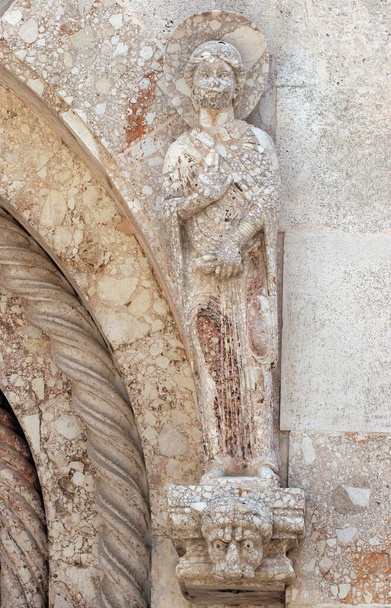 Saint, standbeeld op het portaal Kathedraal van St Anastasia in Zadar, Kroatië - Foto, afbeelding