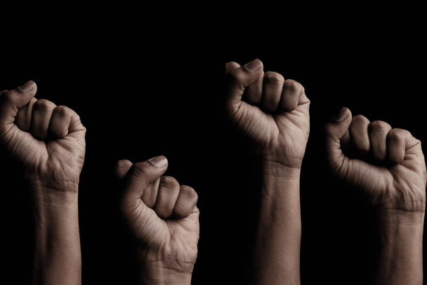 Concept contre le racisme ou la discrimination raciale par des gestes de main poing ou solidarité
 - Photo, image