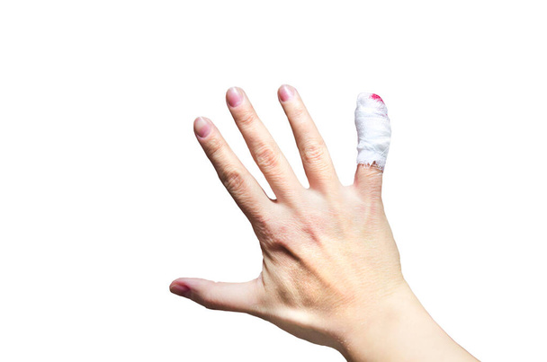 Primer plano de una mano femenina con el dedo sangrante lesionado con gasa ensangrentada
. - Foto, imagen