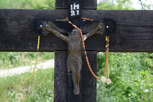 クロアチアのザゴリエ地方の道端の十字架 - 写真・画像