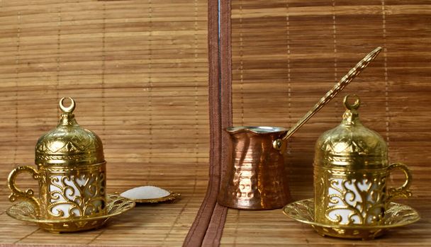 arany poharak és török kávé egy könnyű háttér - Fotó, kép