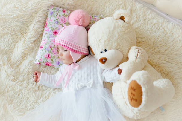 sleeping baby baby sleeps sweetly baby sleeps with a bear baby sleep sweet dream - Fotografie, Obrázek