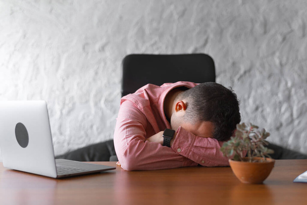 Photo d'un travailleur fatigué faisant une sieste sur une table dans son bureau
 - Photo, image