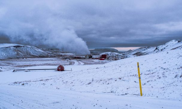 V okolí sopky Krafla na Islandu spousta sopečných komínů vypouštějících vodní páru - Fotografie, Obrázek