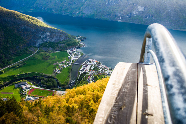 vue aérienne sur Aurlandsvangen le centre administratif de la municipalité d'Aurland dans le comté de Sogn og Fjordane, Norvège, situé sur le côté est de l'Aurlandsfjorden. Voyages et tourisme en Norvège
 - Photo, image