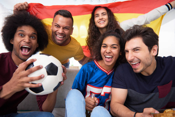Érzelmi focirajongók meccs közben - Fotó, kép