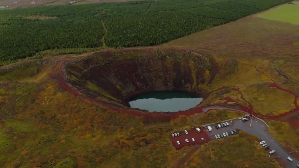 Letecký pohled kolem oblasti kráteru sopky Kerio na Islandu - Záběry, video