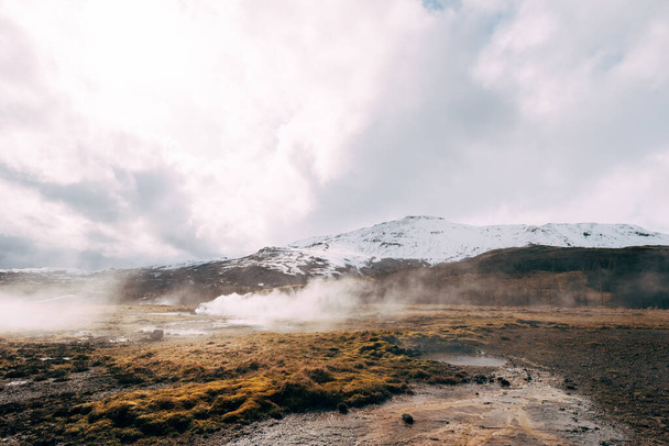 Geyser Valley, Islannin lounaisosassa. Kuuluisa matkailukohde Geysir. Geoterminen vyöhyke Haukadalur. Strokkur geyser Laugarfjall-kukkulan rinteillä. - Valokuva, kuva