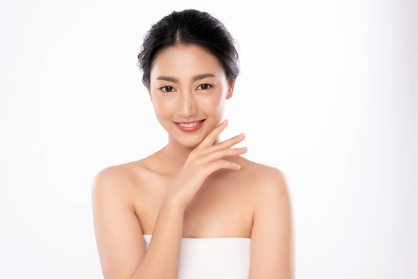 Schöne junge asiatische Frau berührt ihr sauberes Gesicht mit frischer gesunder Haut, isoliert auf weißem Hintergrund, Schönheitskosmetik und Gesichtsbehandlung. - Foto, Bild