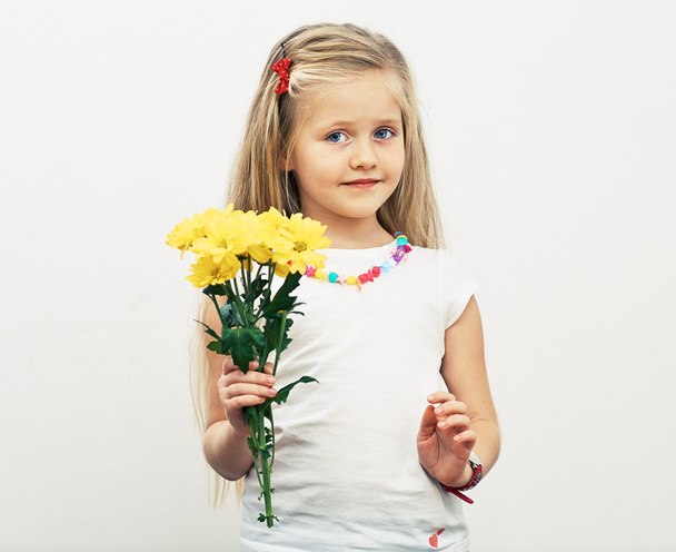 Girl hold flowers - Zdjęcie, obraz