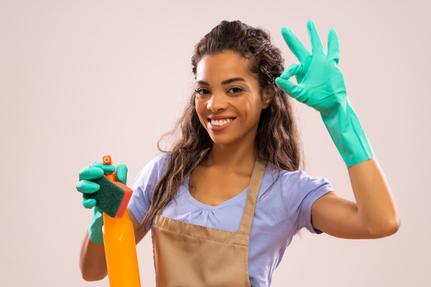 Ritratto di casalinga afro-americana felice e di successo pronta per i lavori domestici. - Foto, immagini