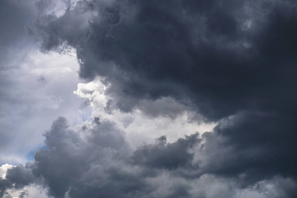 Vreselijke donderwolken van de zijkant van een vliegtuig. Grimmige epische wolken. Achtergrond afbeelding in een donkergrijze stijl. - Foto, afbeelding