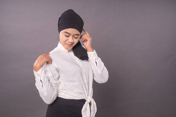 Portrait von jungen asiatischen Mädchen tragen turban.Hijab Mode für muslimische weibliche Teenager.Studio erschossen. - Foto, Bild