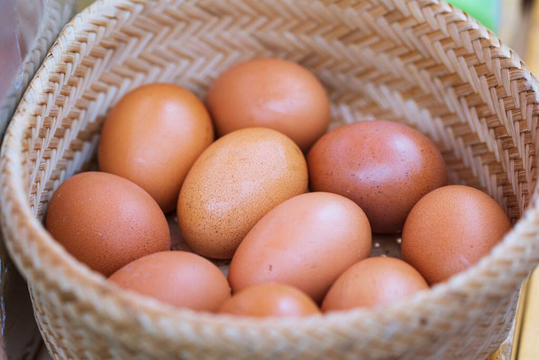 Закрыть кучу коричневых яиц в корзине Тай-стрит продовольственный рынок
 - Фото, изображение