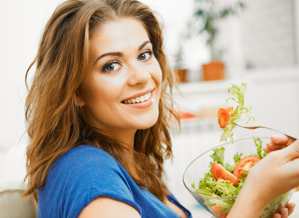 Woman eating salad - Φωτογραφία, εικόνα