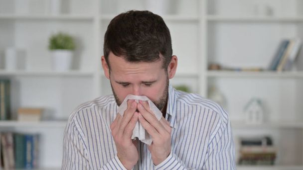 Retrato de un joven enfermo estornudando  - Foto, imagen