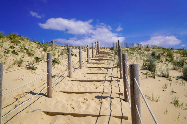 acesso via mar francês dunas costa na ensolarada praia atlântica
 - Foto, Imagem