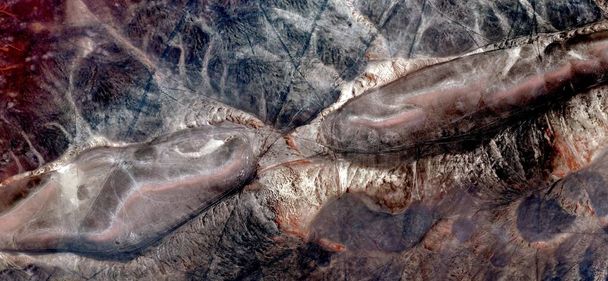 Herausforderung, abstrakte Fotografie der Wüsten Afrikas aus der Luft, Luftaufnahme von Wüstenlandschaften, Genre: Abstrakter Naturalismus, vom Abstrakten zur figurativen, zeitgenössischen Fotokunst - Foto, Bild