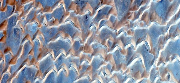 oleada, fotografía abstracta de los desiertos de África desde el aire, vista aérea de paisajes desérticos, Género: Naturalismo abstracto, de lo abstracto a lo figurativo, arte fotográfico contemporáneo
 - Foto, imagen