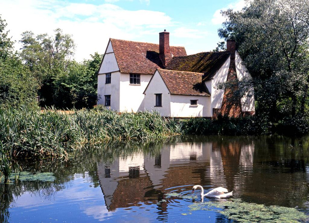 Άποψη του Willy Lots Cottage κατά μήκος του ποταμού Stour, Flatford, East Bergholt, Suffolk, Αγγλία, Ηνωμένο Βασίλειο, Δυτική Ευρώπη. - Φωτογραφία, εικόνα