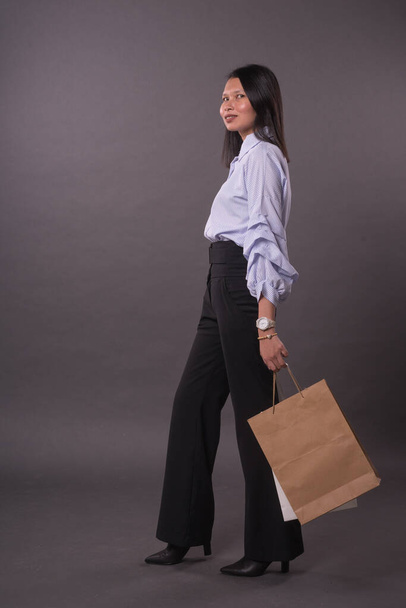 Portrét asijské ženy s kancelářským oblečením. držení nákupních tašek.. - Fotografie, Obrázek