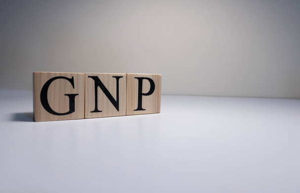 GNP, Валовой национальный продукт, подпись на деревянных кубиках
. - Фото, изображение