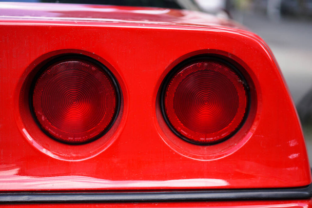 Rücklicht eines roten Autos. Stoppsignal aus nächster Nähe. Lagerhintergrund für Design - Foto, Bild