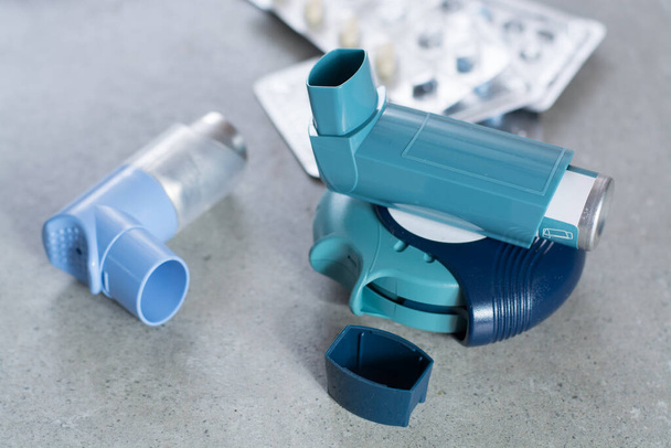 Pilules et inhalateurs pour l'asthme, la bronchite, les maladies pulmonaires, les premiers soins
 - Photo, image