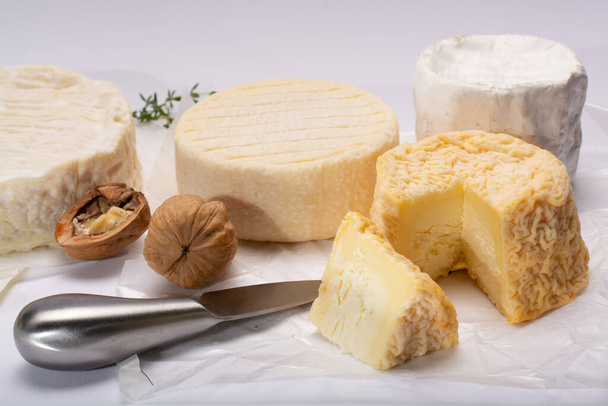Fransız AOC yumuşak inek peyniri, parçalanmış kabuklu Langres, keskin Pie Angloys, keskin bir tat ve krem peyniri yemekten sonra tatlı olarak servis edilir. - Fotoğraf, Görsel
