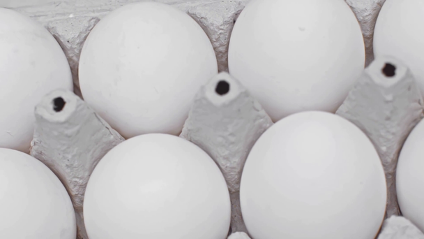 木面の段ボール箱の中の卵のトップビュー - 映像、動画