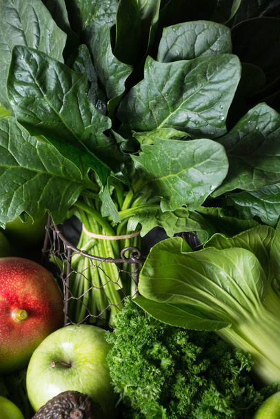 Čerstvá zelená zelenina a ovoce, přísady pro dietní zdravý detox zelený smoothie nebo salát - Fotografie, Obrázek