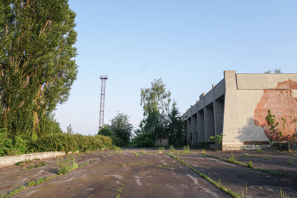 Zřícenina opuštěných budov v roce1986. Sovětská architektura v Černobylu. Nebezpečí infekce lidí s virem, radiace. Děsivé Grunge pozadí - Fotografie, Obrázek